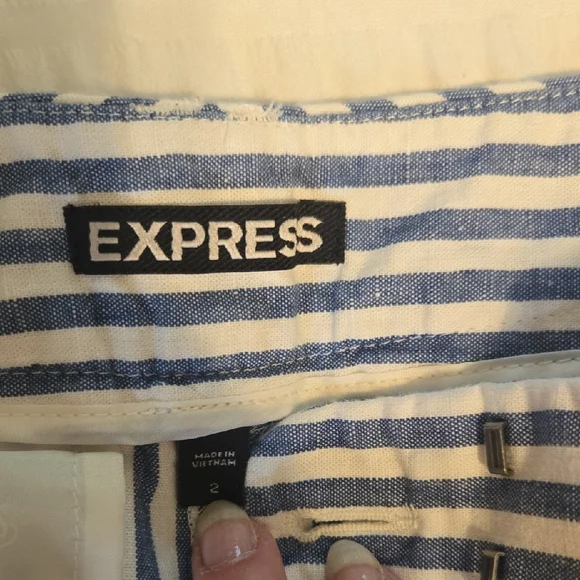 💥Express Blue and White Striped Shorts - Picture 3 of 5